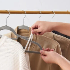 ACAZA Set Van 50 Anti-slip Kleerhangers, Fluweel, Kapstokken Met Broeklat, Grijs 5 ACAZA Set Van 50 Anti-slip Kleerhangers, Fluweel, Kapstokken Met Broeklat, Grijs -Leenbakker Winkel 1000046807 0101