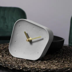 QUVIO Tafelklok Beton Asymmetrisch Met Gouden Wijzers - Grijs -Leenbakker Winkel 1000071658 0103