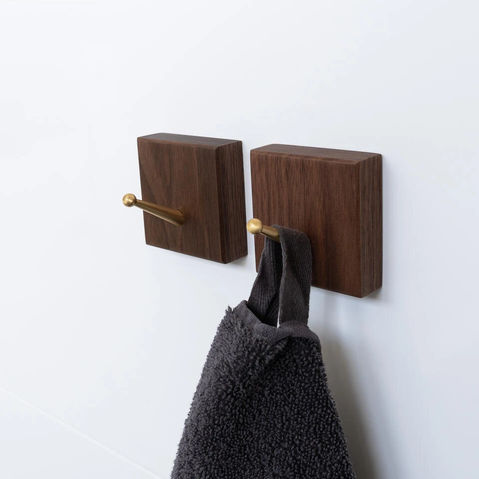 QUVIO Wandhaak Houten Vierkant Met Metalen Haakje - Donker Hout + Goud 2 QUVIO Wandhaak Houten Vierkant Met Metalen Haakje - Donker Hout + Goud - Afbeelding 2