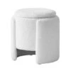 Pouf Met Witte Krullen In Scandinavische Stijl