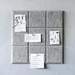 QUVIO Vilten Memobord Vierkant - Grijs - Set Van 4 11 QUVIO Vilten Memobord Vierkant - Grijs - Set Van 4 -Leenbakker Winkel 7123298782c044f4a21ca5af04766b0a