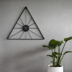 Klok - Luxe Zwarte Driehoek Hangende Klok -Leenbakker Winkel c21f475d256042a5b32bdbe8ddc22ae7